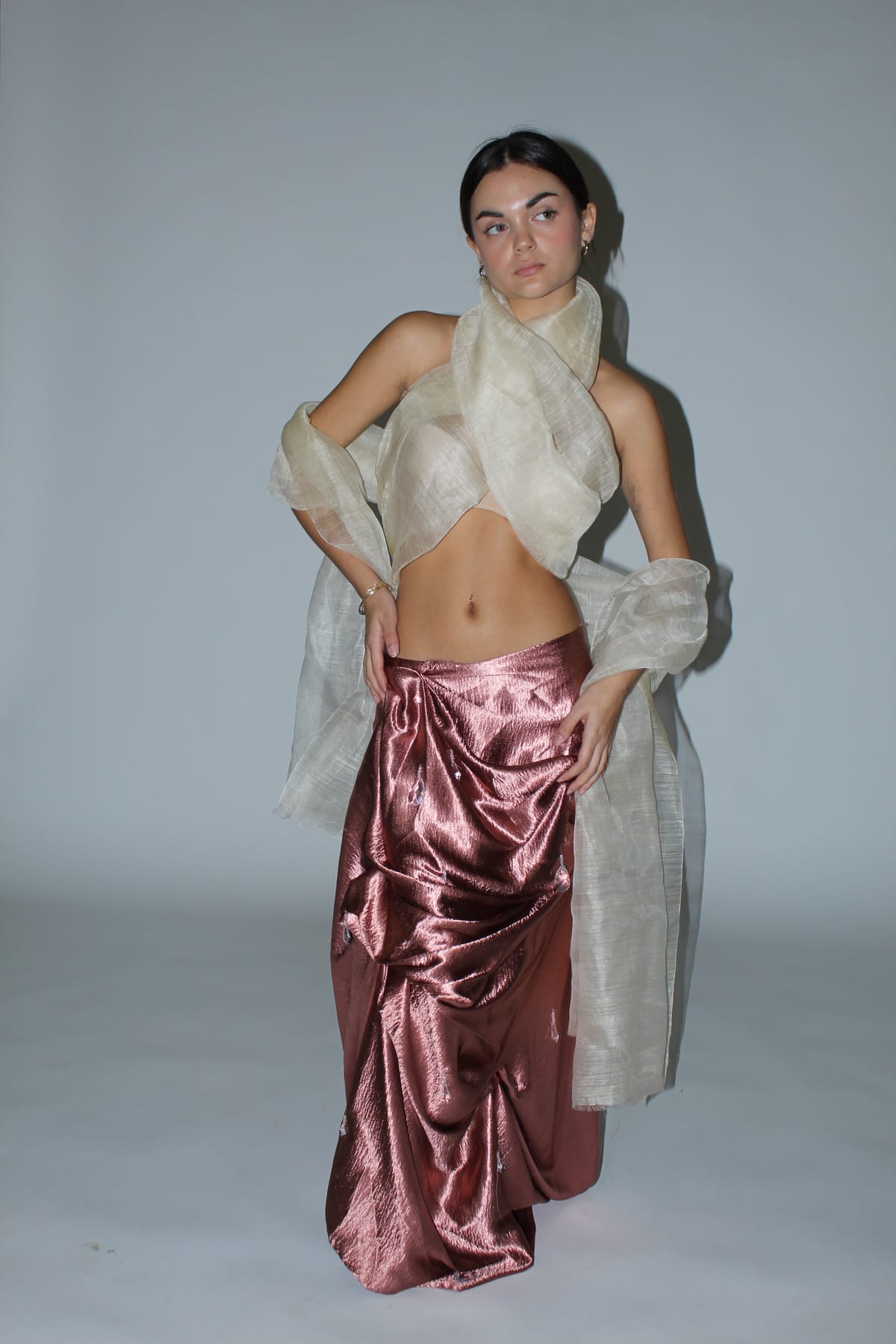 Styling Aina — falda de lamé cobre y organza cruda en estudio