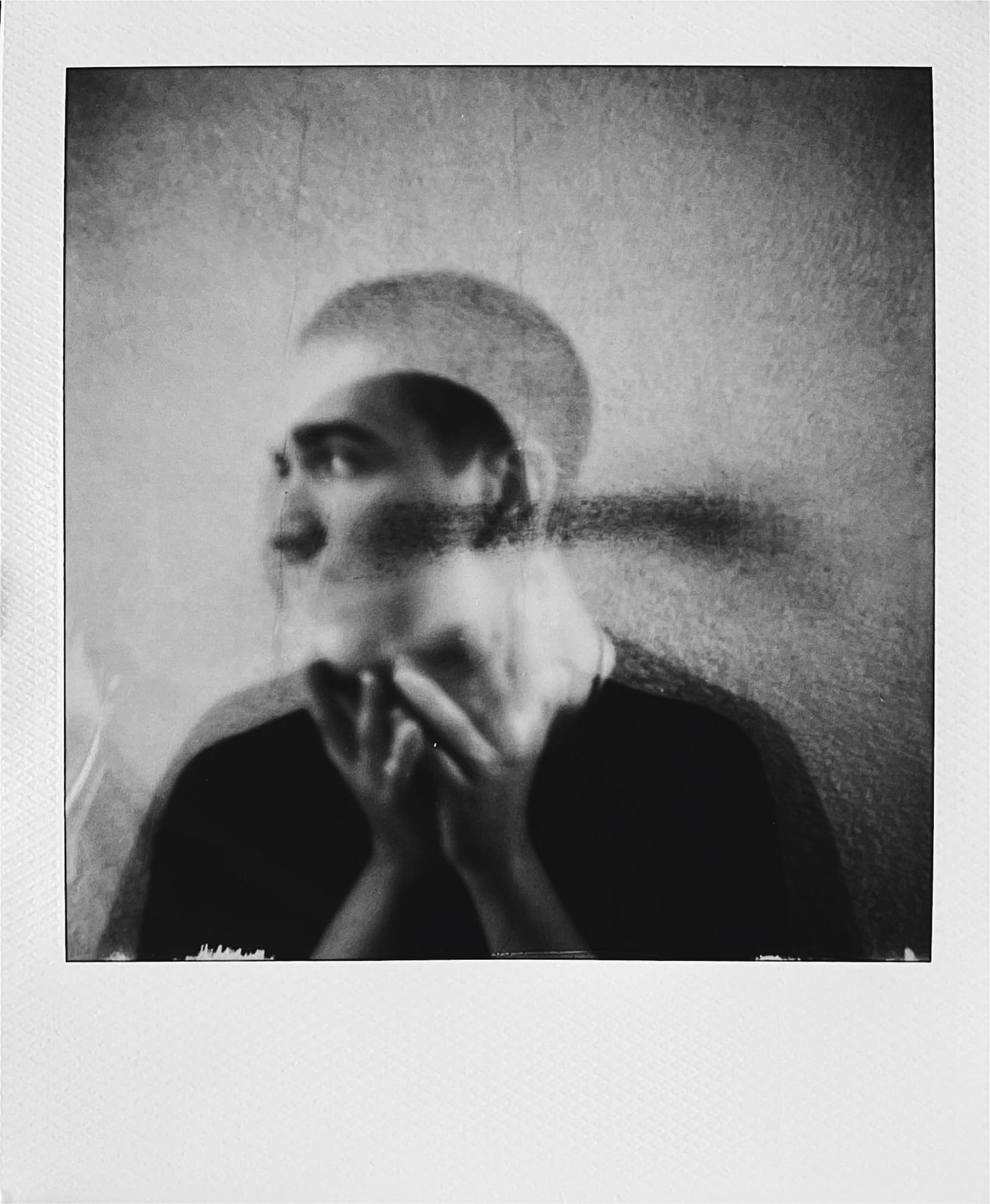 Polaroid en doble exposición con las manos sobre la boca