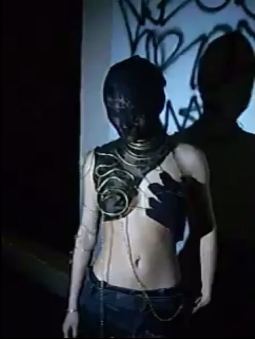 Fotograma de vídeo con la balaclava y la pieza de pecho