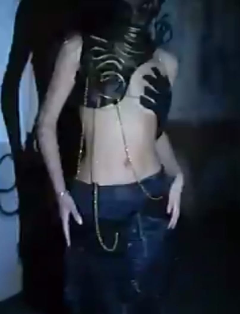 Fotograma de vídeo del torso con cadenas doradas en movimiento