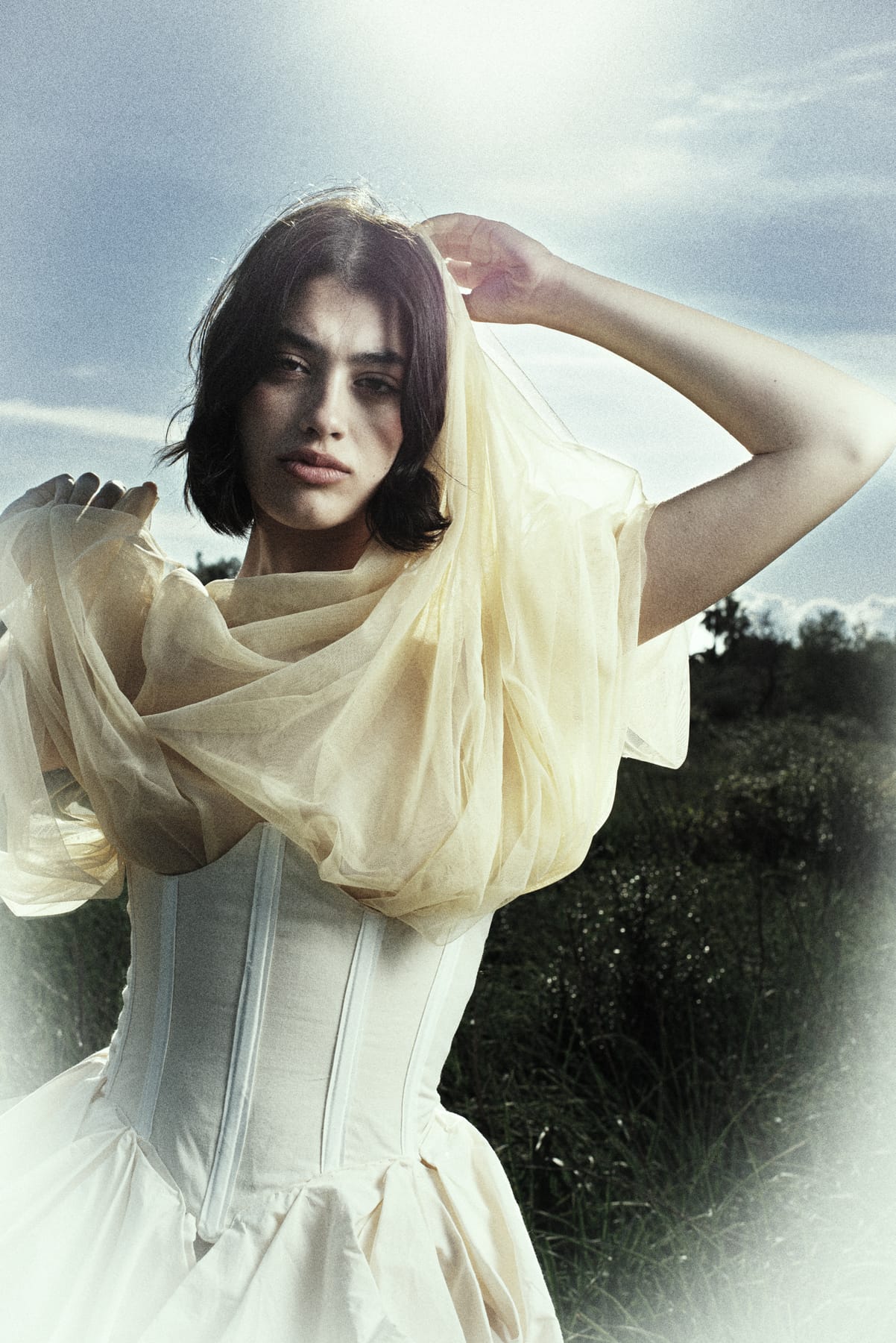 Collab CEF — retrato editorial con vestido de corsé y tul