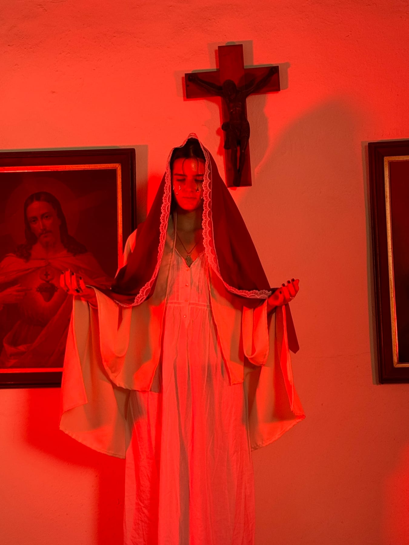 Éxtasis Sacro — figura velada bajo luz roja en una capilla