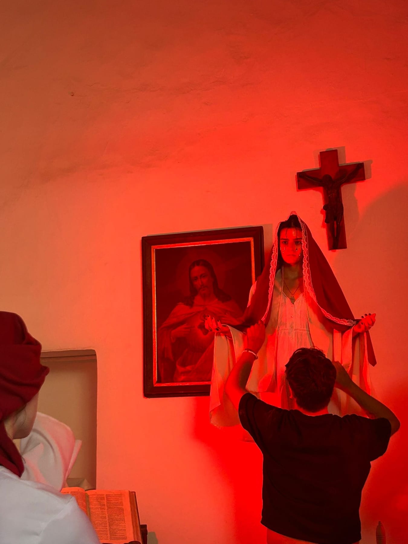 Boceto a tinta de dos figuras con velas encendidas por cabeza
