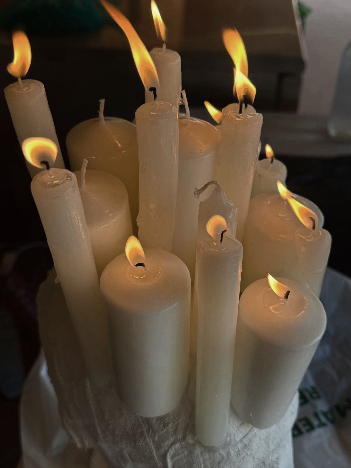 Velas encendidas fundiéndose en bloque
