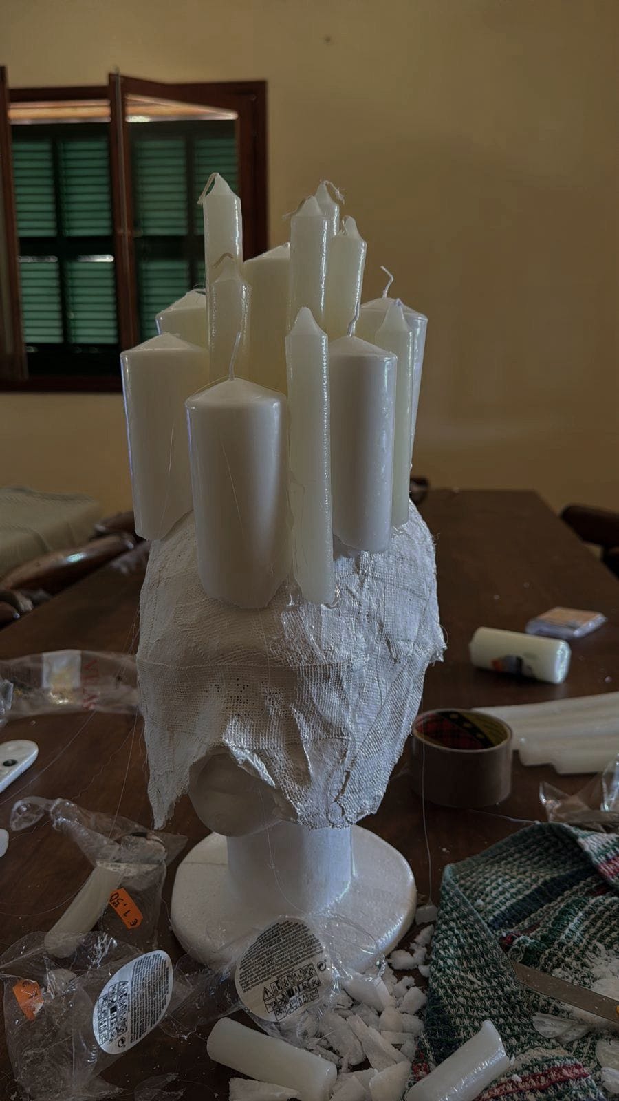Tocado de velas en construcción sobre molde de escayola