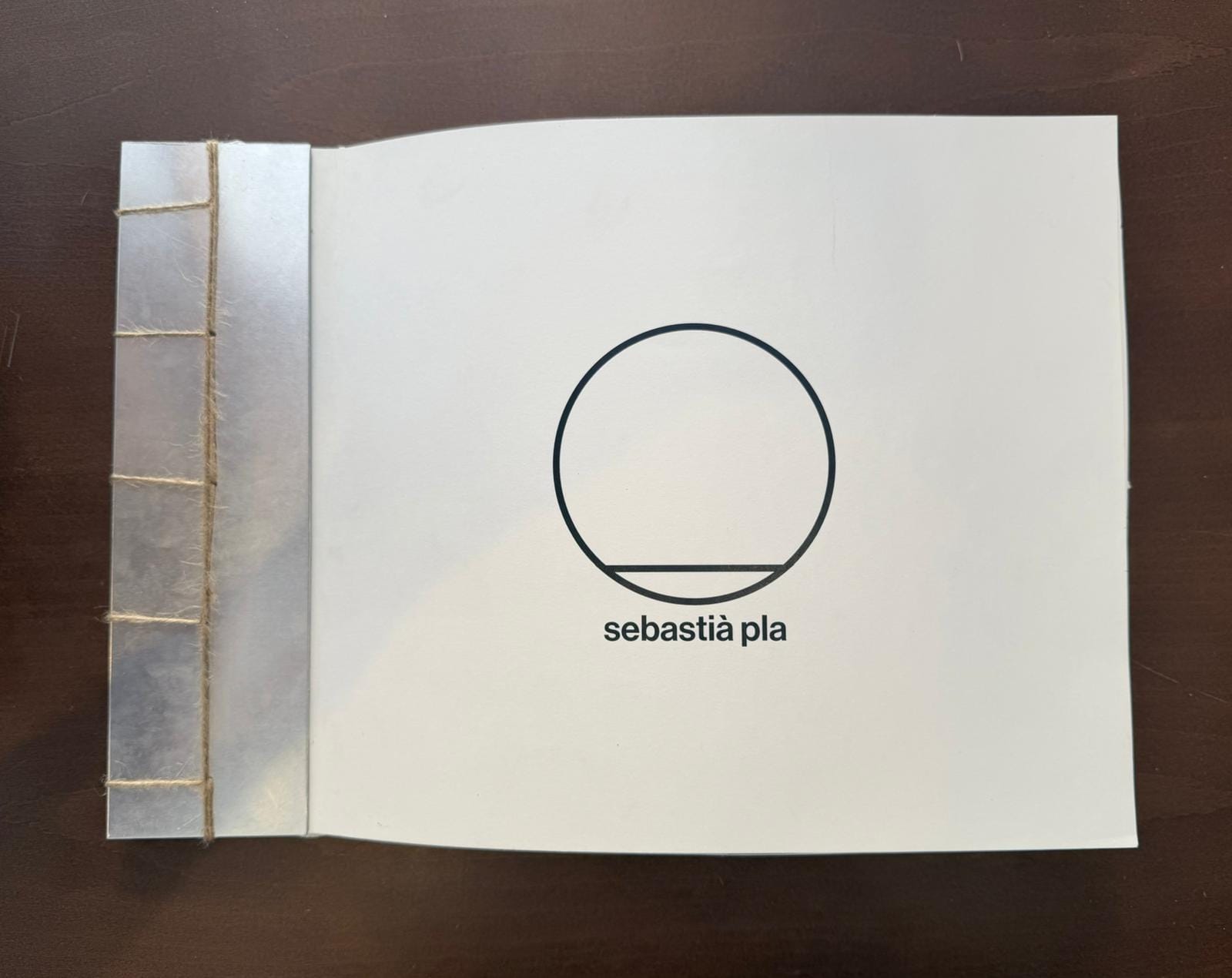 Portada del portfolio físico de Sebastià Pla con el logotipo