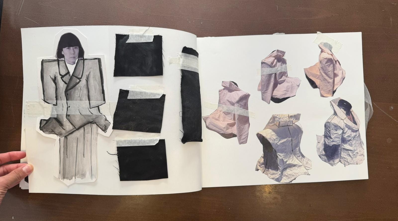 Doble página con Rei Kawakubo, muestras negras y prendas arrugadas